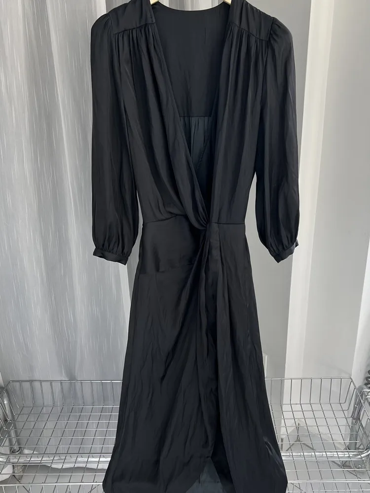 Женщины 2023 Ранней осенью Новое простое атласное платье средней длины с глубоким V-образным вырезом против морщин
