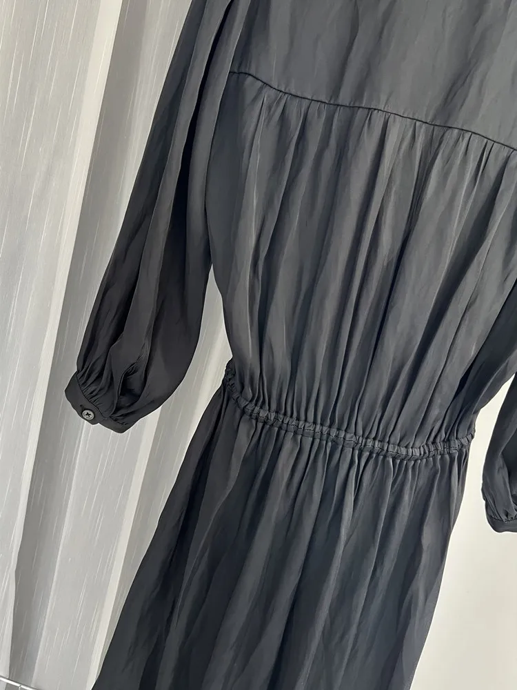 Женщины 2023 Ранней осенью Новое простое атласное платье средней длины с глубоким V-образным вырезом против морщин
